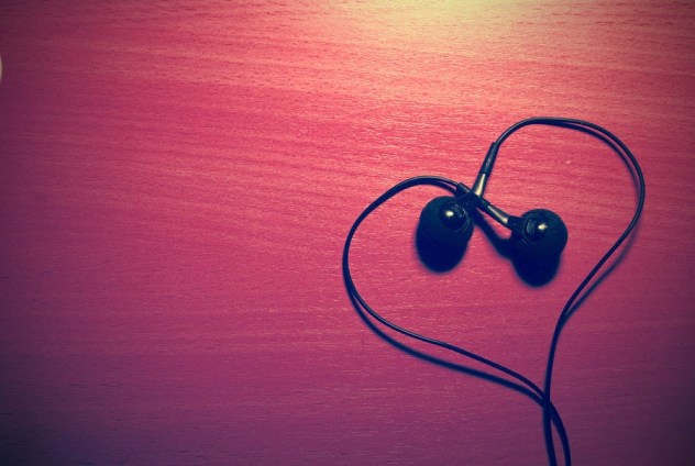 Music-Love-Headphones-2013-Wallpaper